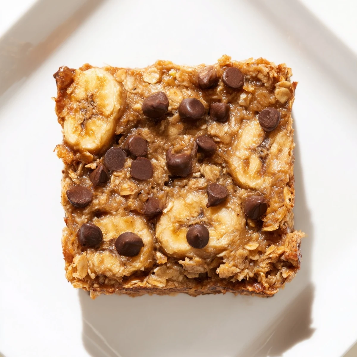 Fluffy baked oats, like cake, with a soft interior, topped with optional chocolate chips, a delicious and easy breakfast.